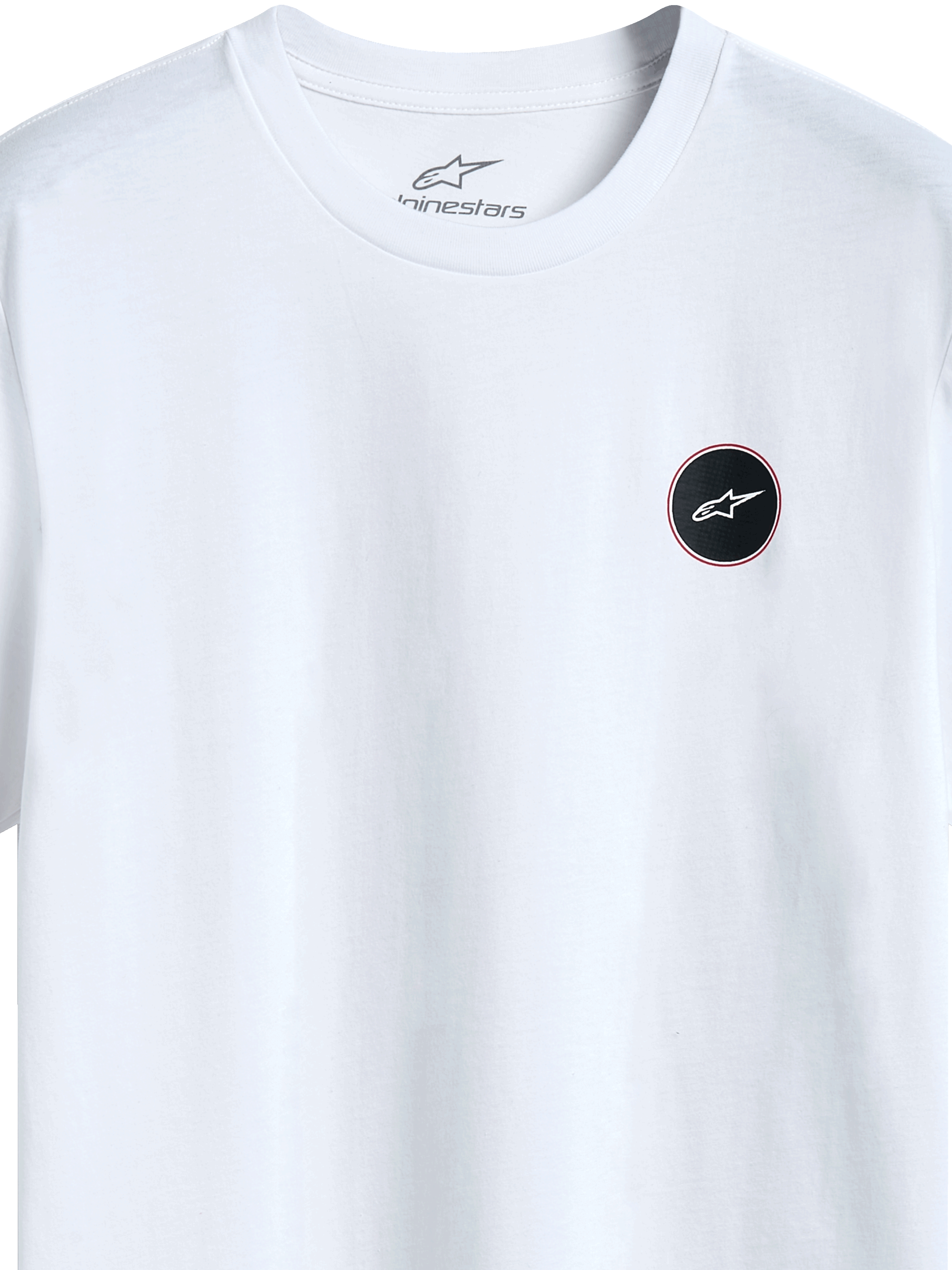Alpinestars Dot Carbon Csf Tee, koszulka z krótkim rękawem, biała, zbliżenie na okrągłe czarne logo z wypełnieniem o wyglądzie włókna węglowego i białą gwiazdą, wewnętrzny nadruk na karku, codzienna odzież streetwearowa w stylu motorsportowym