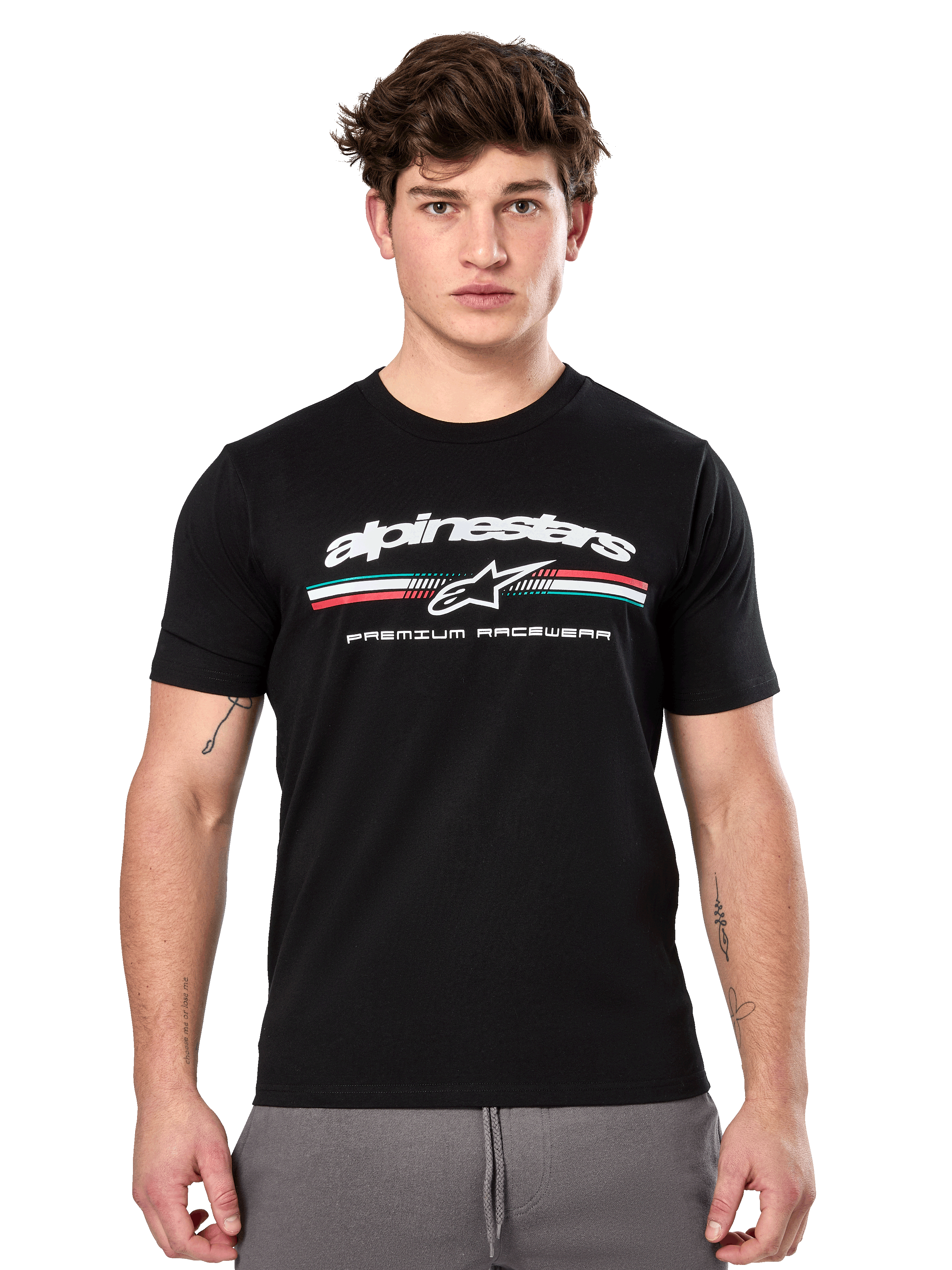 Alpinestars Prevail CSF Tee, czarna koszulka z krótkim rękawem prezentowana przez modela, białe logo z trójkolorowym paskiem i grafiką „PREMIUM RACEWEAR”, codzienna odzież uliczna w stylu motorsport