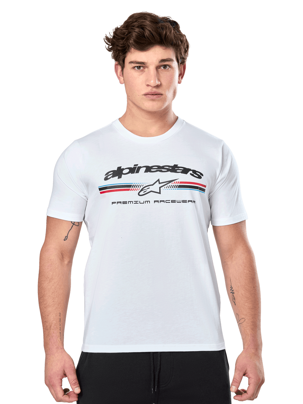 Alpinestars Prevail CSF Tee, biała koszulka z krótkim rękawem, z przodu trójkolorowe paski w stylu paddock z czerwonymi i niebieskimi akcentami, czarne logo Alpinestars i napis „Premium Racewear”, model męski, codzienna odzież motorsportowa