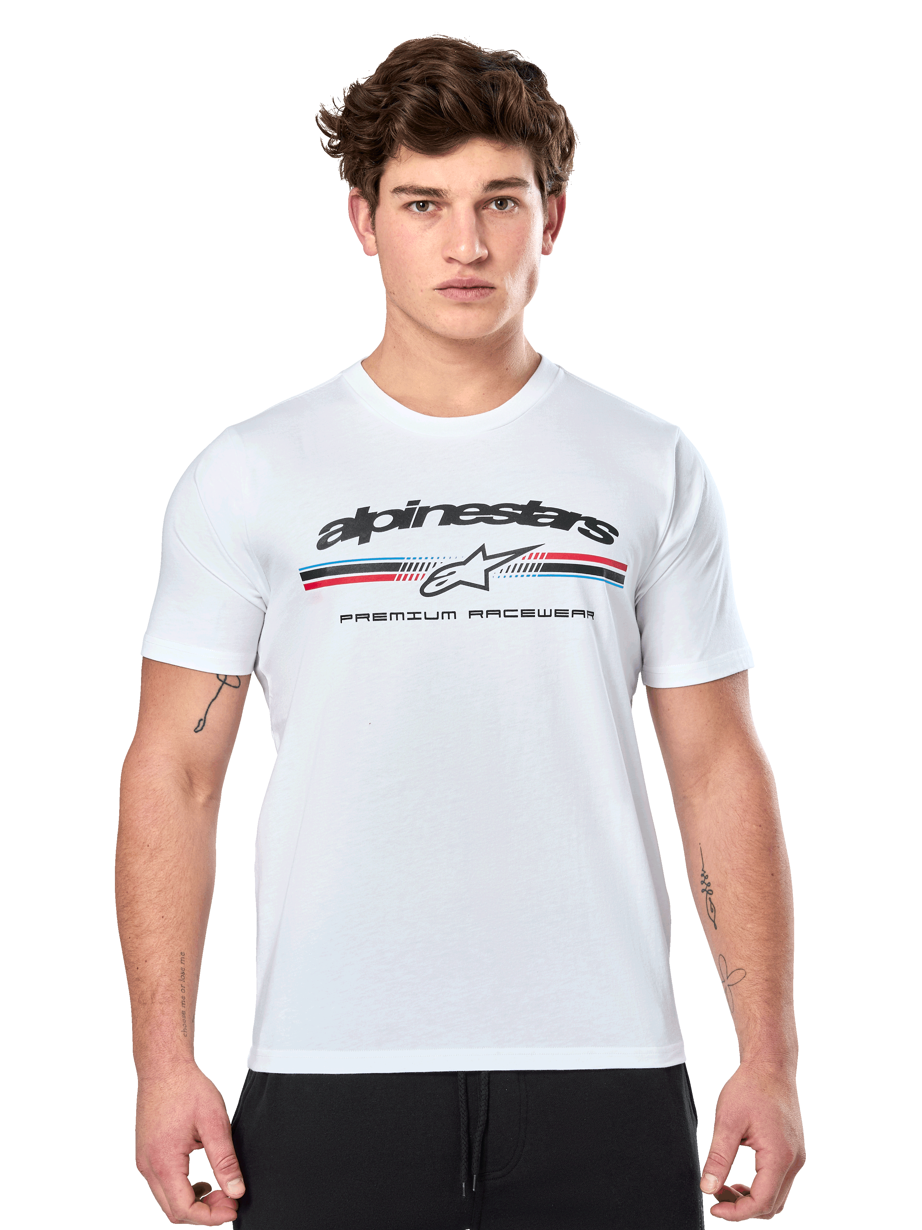 Alpinestars Prevail CSF Tee, biała koszulka z krótkim rękawem, z przodu trójkolorowe paski w stylu paddock z czerwonymi i niebieskimi akcentami, czarne logo Alpinestars i napis „Premium Racewear”, model męski, codzienna odzież motorsportowa