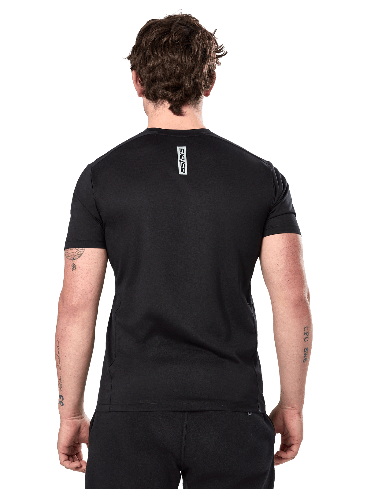 Alpinestars Point Performance Tee, koszulka z krótkim rękawem, czarna, widok z tyłu na mężczyźnie, pionowy nadruk napisu „astars” w górnej części pleców, codzienna odzież sportowa