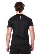 Alpinestars Point Performance Tee, koszulka z krótkim rękawem, czarna, widok z tyłu na mężczyźnie, pionowy nadruk napisu „astars” w górnej części pleców, codzienna odzież sportowa