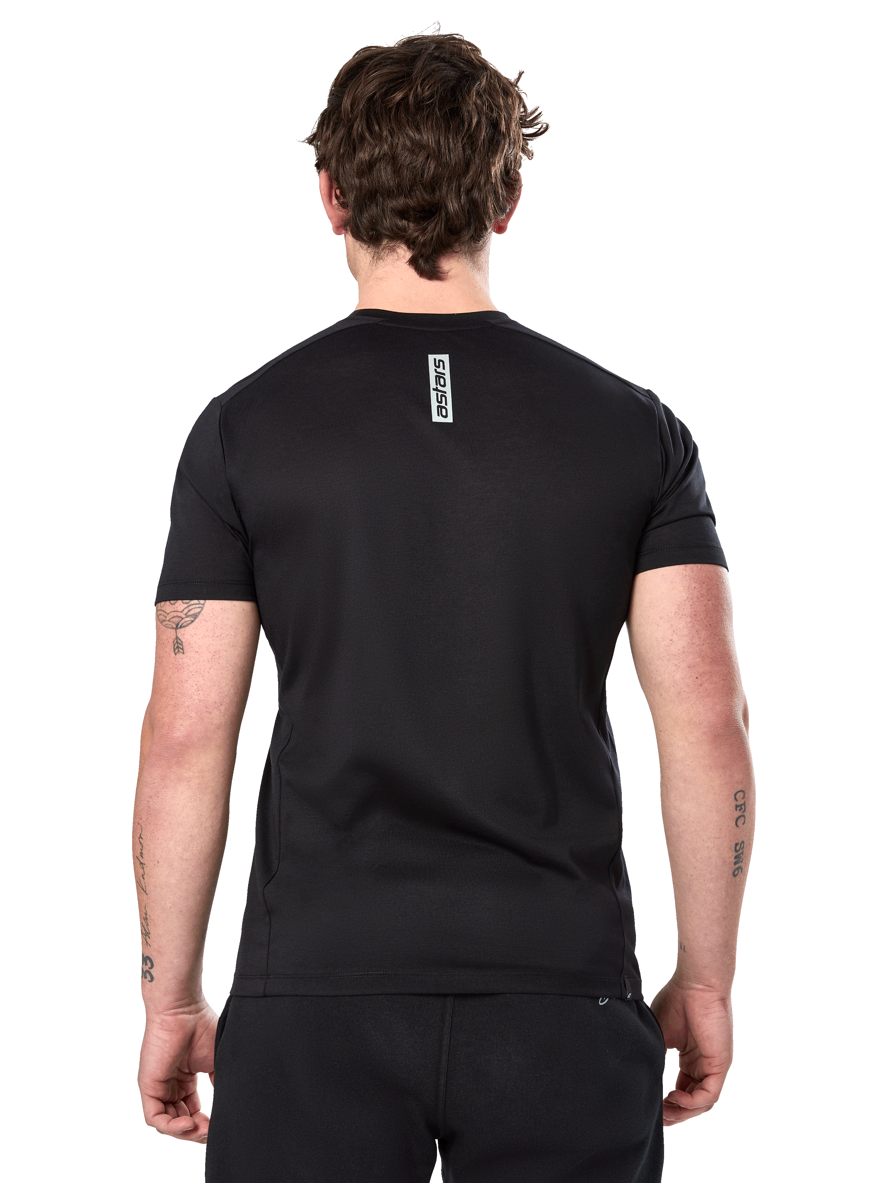 Alpinestars Point Performance Tee, koszulka z krótkim rękawem, czarna, widok z tyłu na mężczyźnie, pionowy nadruk napisu „astars” w górnej części pleców, codzienna odzież sportowa
