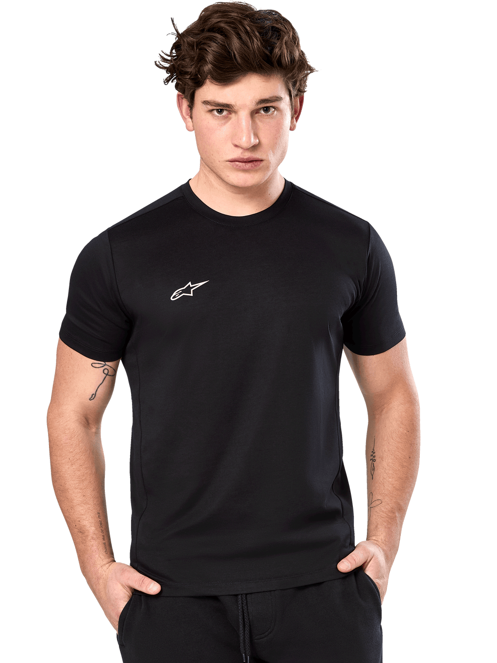 Alpinestars Point Performance Tee, czarna koszulka z krótkim rękawem, małe białe logo Alpinestars na piersi, prezentowana na modelu, zrównoważona sportowa odzież funkcyjna