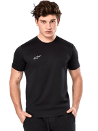 Alpinestars Point Performance Tee, czarna koszulka z krótkim rękawem, małe białe logo Alpinestars na piersi, prezentowana na modelu, zrównoważona sportowa odzież funkcyjna