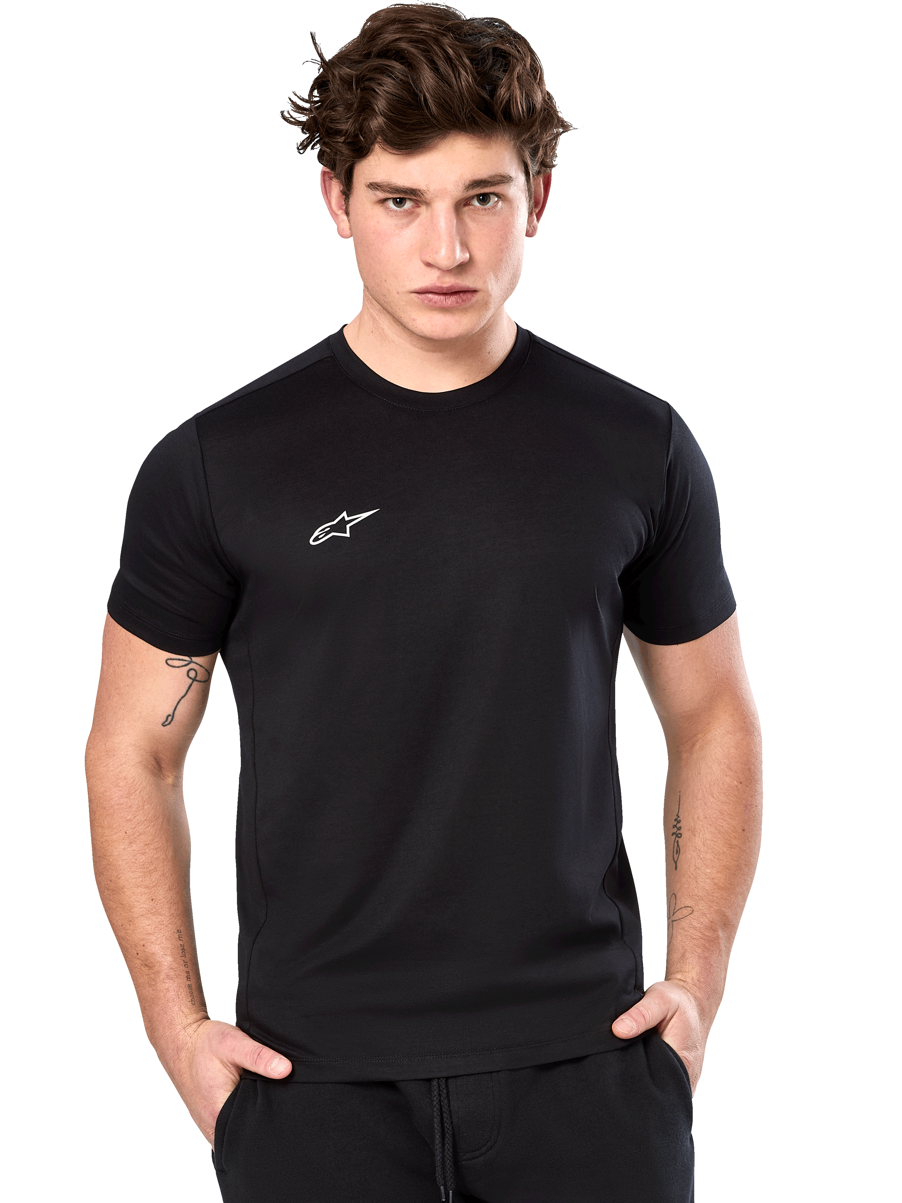 Alpinestars Point Performance Tee, czarna koszulka z krótkim rękawem, małe białe logo Alpinestars na piersi, prezentowana na modelu, zrównoważona sportowa odzież funkcyjna