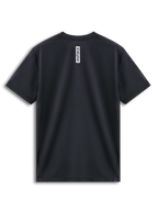 Alpinestars Point Performance Tee, t-shirt z krótkim rękawem, czarny, widok z tyłu z pionowym białym nadrukiem logo Astars na karku, odprowadzająca wilgoć odzież sportowa