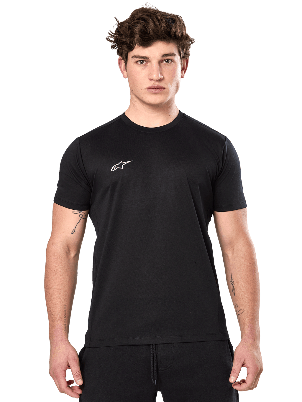 Alpinestars Point Performance Tee, koszulka sportowa z krótkim rękawem, czarna, małe białe logo Alpinestars na piersi, noszona przez mężczyznę z tatuażami na rękach, codzienna odzież sportowa typu performance