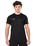 Alpinestars Point Performance Tee, koszulka sportowa z krótkim rękawem, czarna, małe białe logo Alpinestars na piersi, noszona przez mężczyznę z tatuażami na rękach, codzienna odzież sportowa typu performance