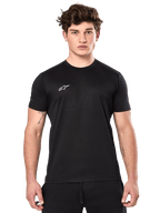 Alpinestars Point Performance Tee, koszulka sportowa z krótkim rękawem, czarna, małe białe logo Alpinestars na piersi, noszona przez mężczyznę z tatuażami na rękach, codzienna odzież sportowa typu performance