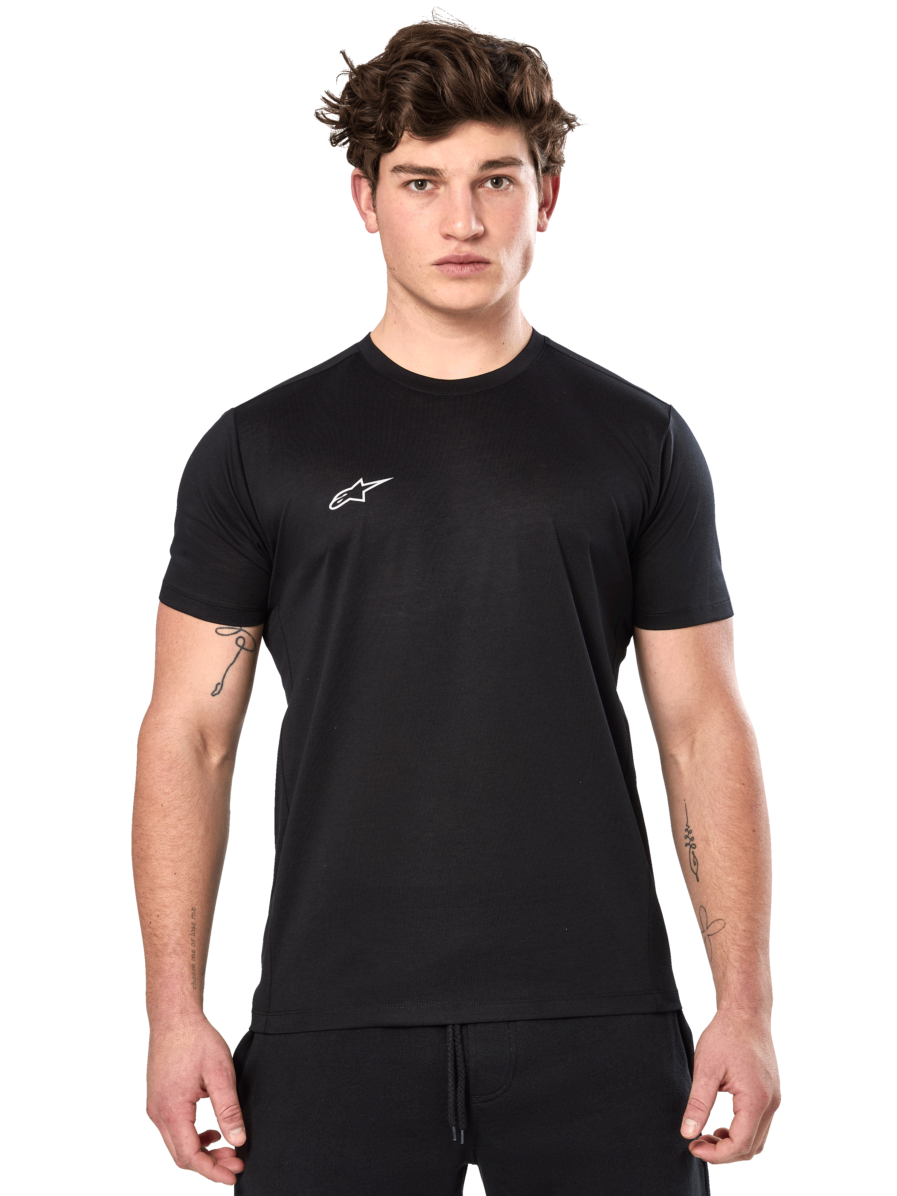 Alpinestars Point Performance Tee, koszulka sportowa z krótkim rękawem, czarna, małe białe logo Alpinestars na piersi, noszona przez mężczyznę z tatuażami na rękach, codzienna odzież sportowa typu performance