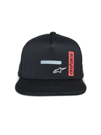 Alpinestars Alter Trucker Hat, czarna czapka z płaskim daszkiem i siateczkowym tyłem, z przodu odblaskowy pasek i białe logo gwiazdy, pionowa czerwona etykieta z napisem „Astars”, sportowa odzież codzienna w stylu motorsport