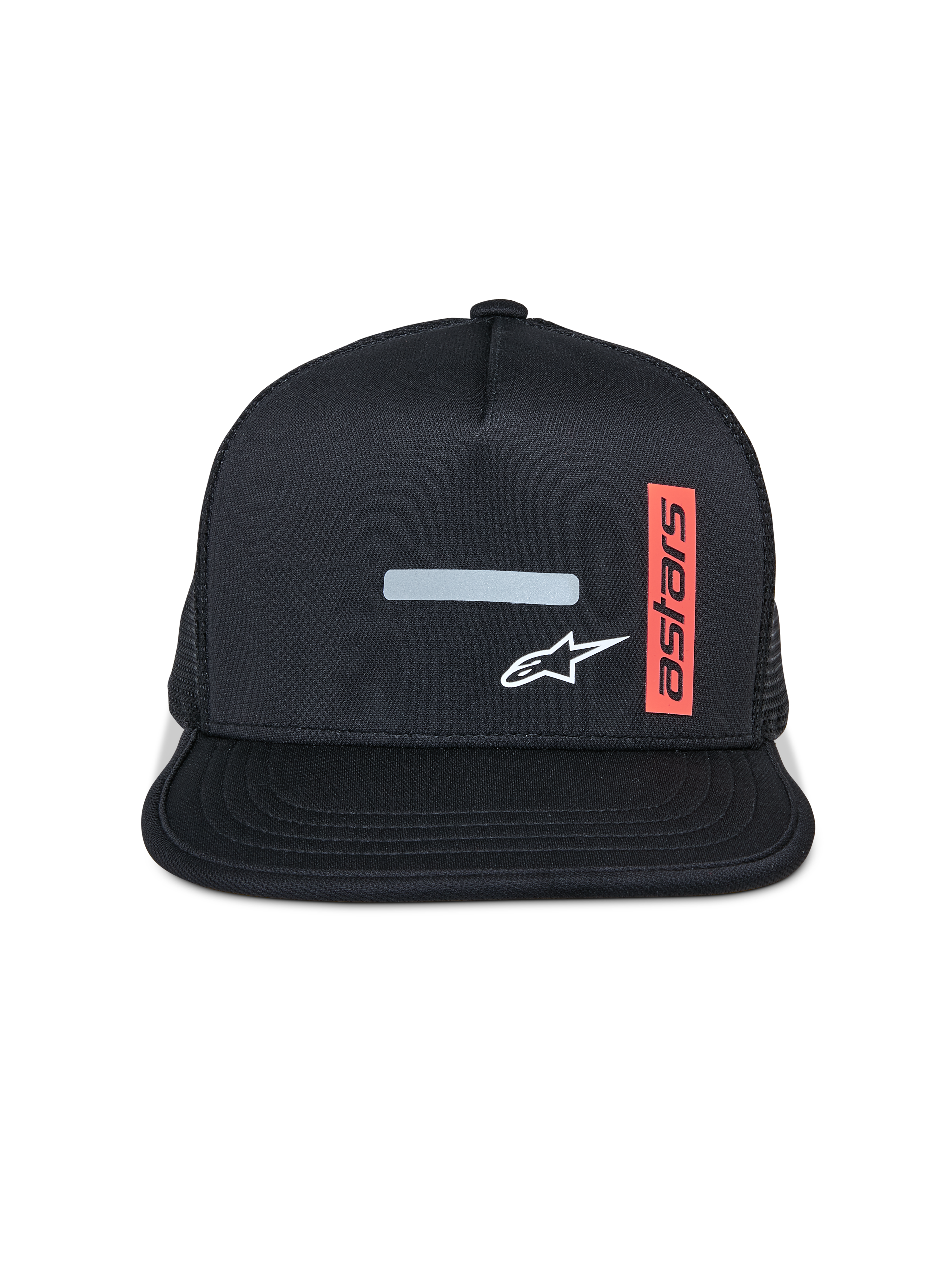 Alpinestars Alter Trucker Hat, czarna czapka z płaskim daszkiem i siateczkowym tyłem, z przodu odblaskowy pasek i białe logo gwiazdy, pionowa czerwona etykieta z napisem „Astars”, sportowa odzież codzienna w stylu motorsport