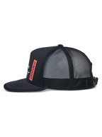 Alpinestars Alter Trucker Hat, widok z boku, czarna, płaski daszek z obszyciem krawędzi, strukturalna korona z siatkowym tyłem, czerwony pionowy nadruk logo Astars, regulowane zapięcie na klamrę, codzienna czapka sportowa