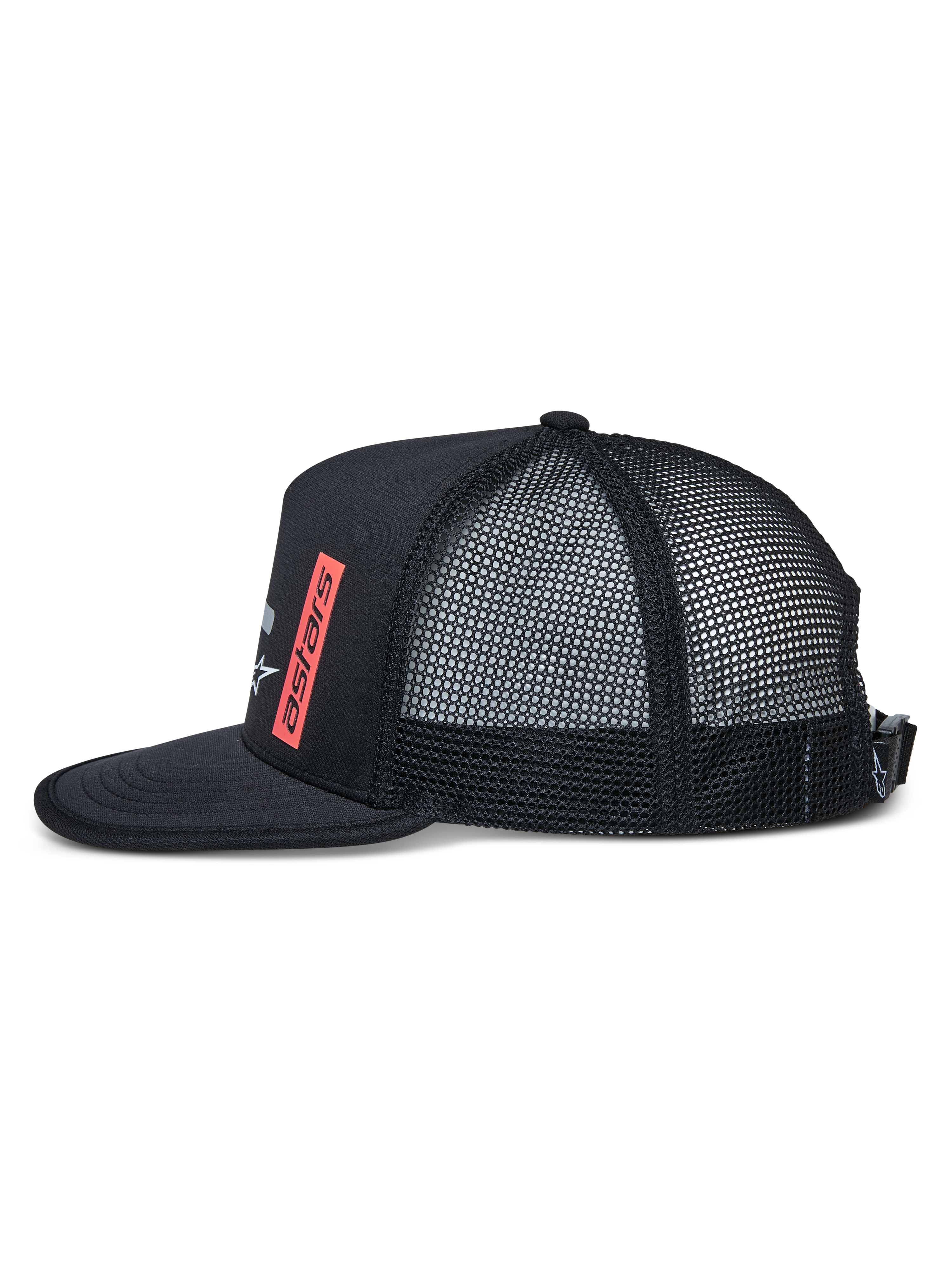 Alpinestars Alter Trucker Hat, widok z boku, czarna, płaski daszek z obszyciem krawędzi, strukturalna korona z siatkowym tyłem, czerwony pionowy nadruk logo Astars, regulowane zapięcie na klamrę, codzienna czapka sportowa