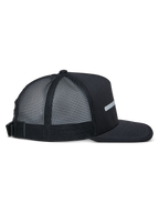 Czapka trucker Alpinestars Alter, czarna, widok z boku, strukturalna korona i płaski daszek, tył z siatki z poliestru z recyklingu, regulowane zapięcie na klamrę, codzienna odzież sportowa