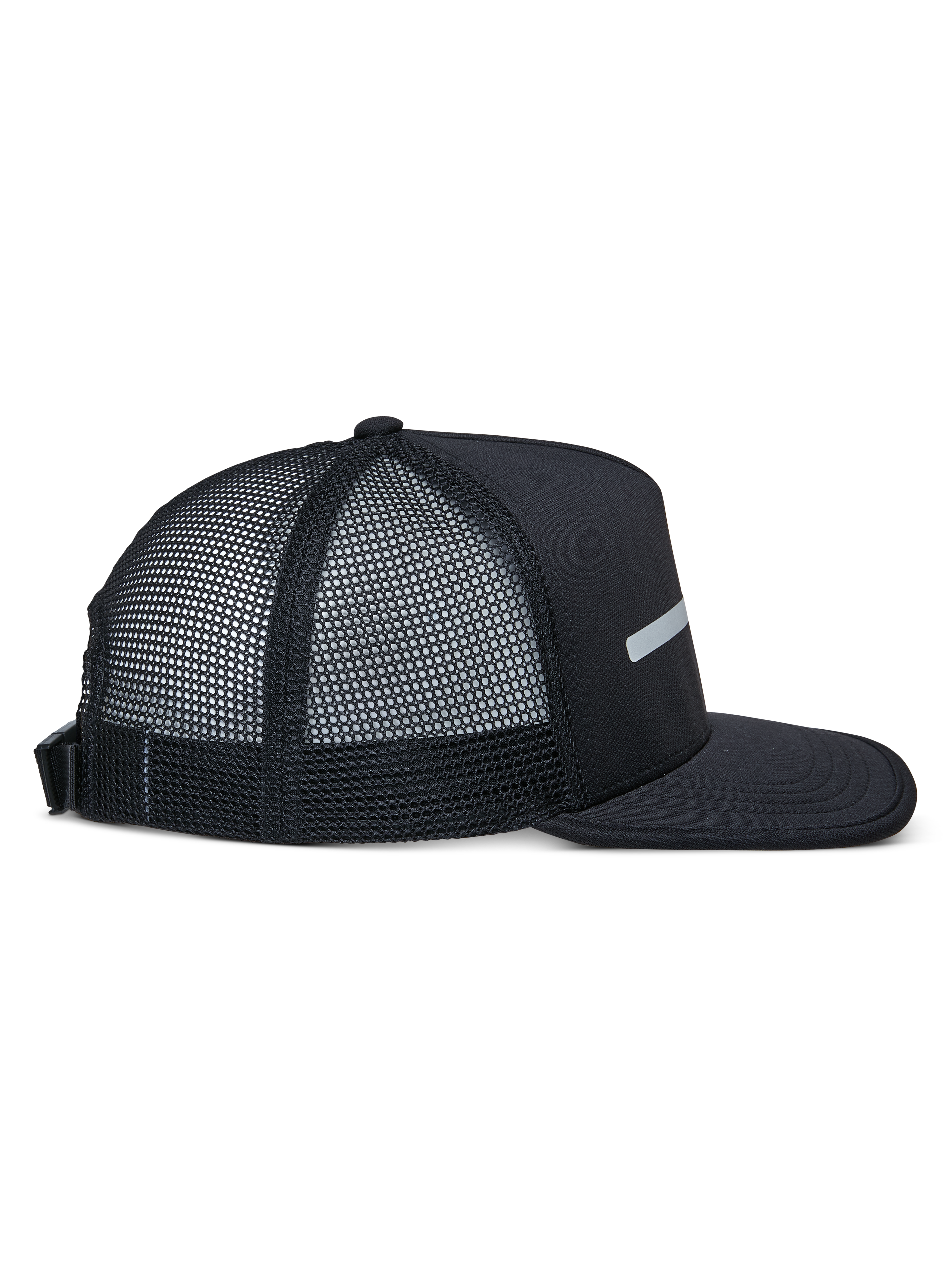 Czapka trucker Alpinestars Alter, czarna, widok z boku, strukturalna korona i płaski daszek, tył z siatki z poliestru z recyklingu, regulowane zapięcie na klamrę, codzienna odzież sportowa