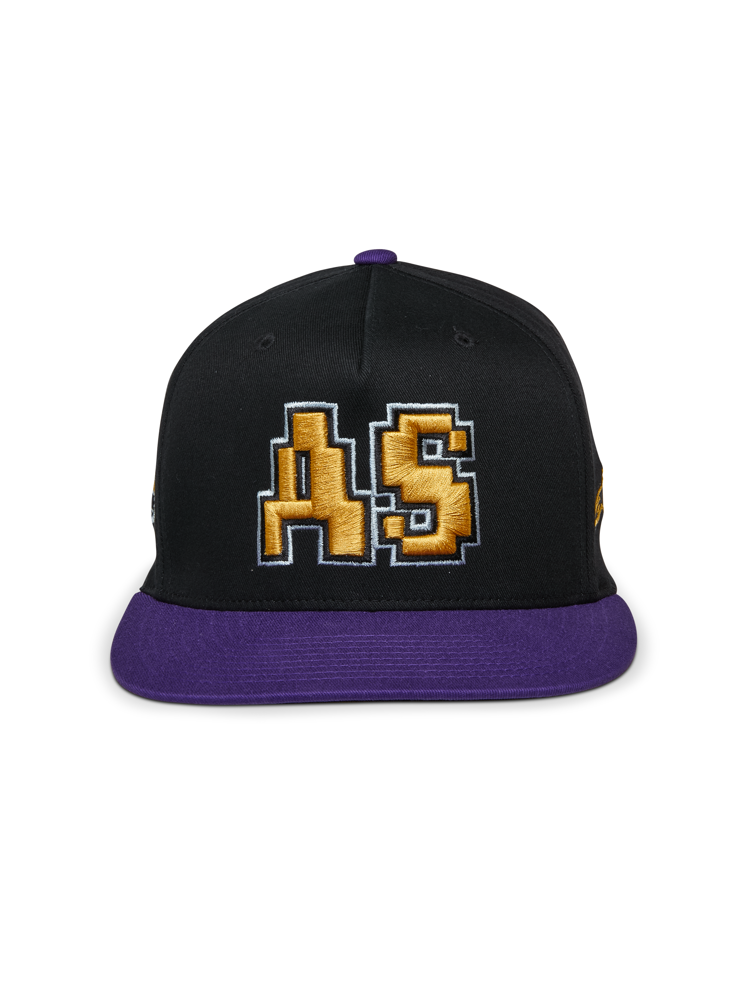 Alpinestars Franchise Hat, czarno-fioletowa czapka z płaskim daszkiem, usztywniona korona z fioletowym daszkiem i górnym guzikiem, złote haftowane logo 3D „AS” z przodu, casualowy styl streetwearowy inspirowany motorsportem