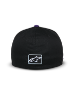 Alpinestars Franchise Hat, widok z tyłu czarnej czapki z daszkiem, fioletowy guzik na czubku, małe białe haftowane logo Astars z tyłu, elastyczny tył, casualowa odzież uliczna inspirowana motorsportem