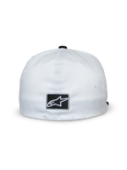 Czapka Alpinestars Franchise, biało-czarna, widok z tyłu z czarną prostokątną naszywką i białym logo gwiazdy Alpinestars, elastyczny tył, codzienne nakrycie głowy inspirowane sportami motorowymi