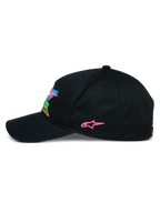 Alpinestars Vivid Hat, czarna czapka z daszkiem typu snapback, profil boczny z różowym haftowanym logo gwiazdy i kolorowym haftem 3D z przodu, zakrzywiony daszek, streetwearowy styl inspirowany motorsportem