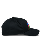 Alpinestars Vivid Hat, czarna czapka z daszkiem, widok z boku z zakrzywionym daszkiem i półstrukturalną koroną, kolorowe haftowane logo 3D z przodu, bawełniana tkanina z kepru, styl streetwear