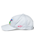 Alpinestars Vivid Hat, biała czapka z daszkiem, widok z boku, zakrzywiony daszek i półstrukturalna niska korona, kolorowy haft 3D z przodu i różowe logo gwiazdy z boku, sportowe nakrycie głowy