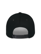 Alpinestars Luminary Hat, czarna, widok z tyłu, regulowane zapięcie typu snapback, mała tkana metka z logo, usztywniona bawełniana korona, codzienne nakrycie głowy inspirowane sportami motorowymi