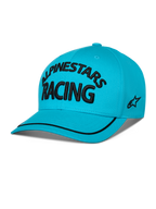 Czapka Alpinestars Luminary, jasnoniebieska czapka typu snapback z zakrzywionym daszkiem, czarny haft 3D z napisem „ALPINESTARS RACING”, płaskie haftowane logo z boku, czarna lamówka na daszku, codzienne nakrycie głowy inspirowane motorsportem