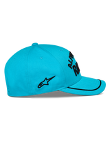 Alpinestars Luminary Hat, czapka w kolorze Aqua Blue, widok z boku, zakrzywiony daszek z czarną lamówką sutache, czarne płaskie haftowane logo z boku, usztywniona korona, sportowe nakrycie głowy