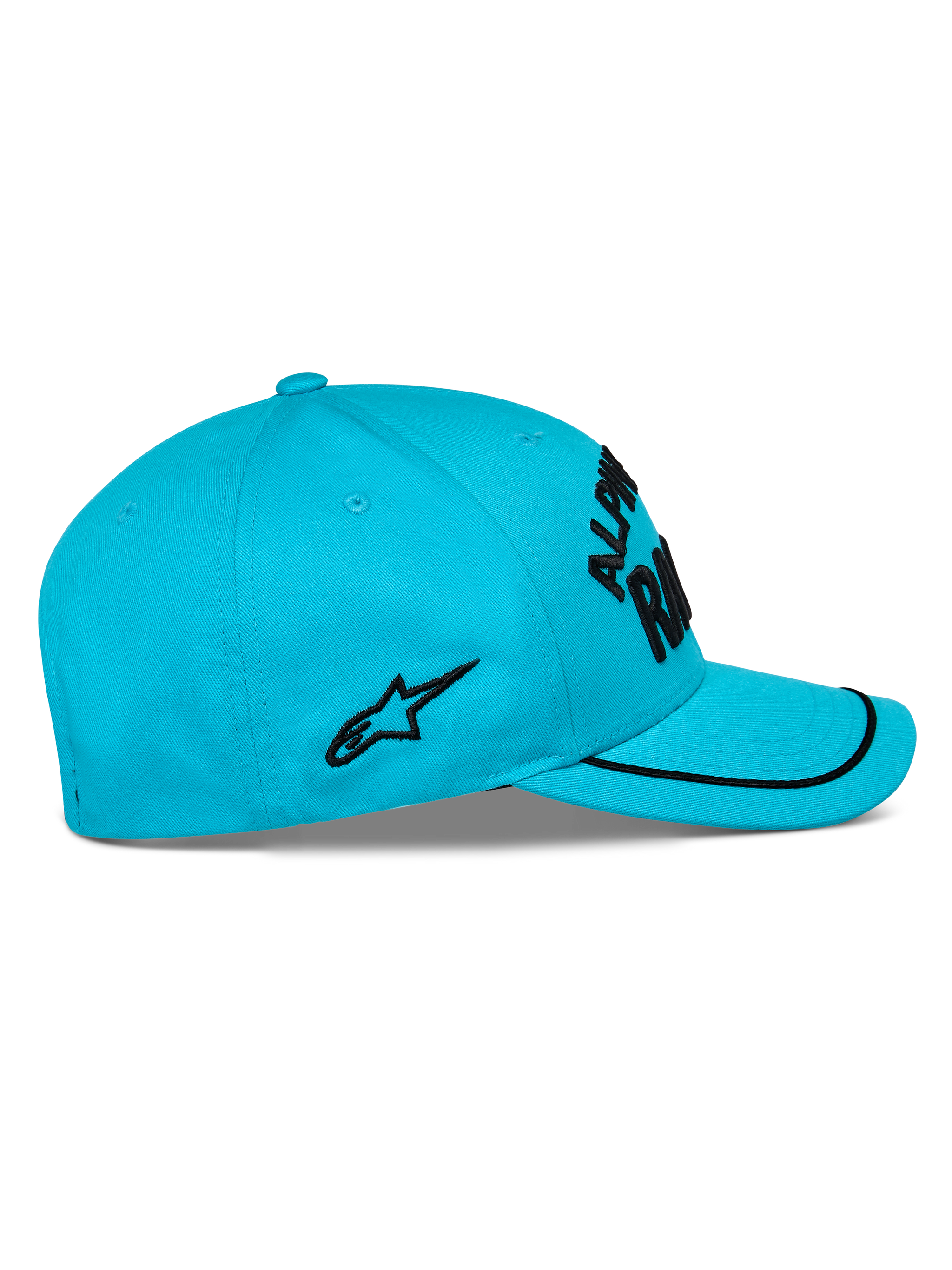 Alpinestars Luminary Hat, czapka w kolorze Aqua Blue, widok z boku, zakrzywiony daszek z czarną lamówką sutache, czarne płaskie haftowane logo z boku, usztywniona korona, sportowe nakrycie głowy