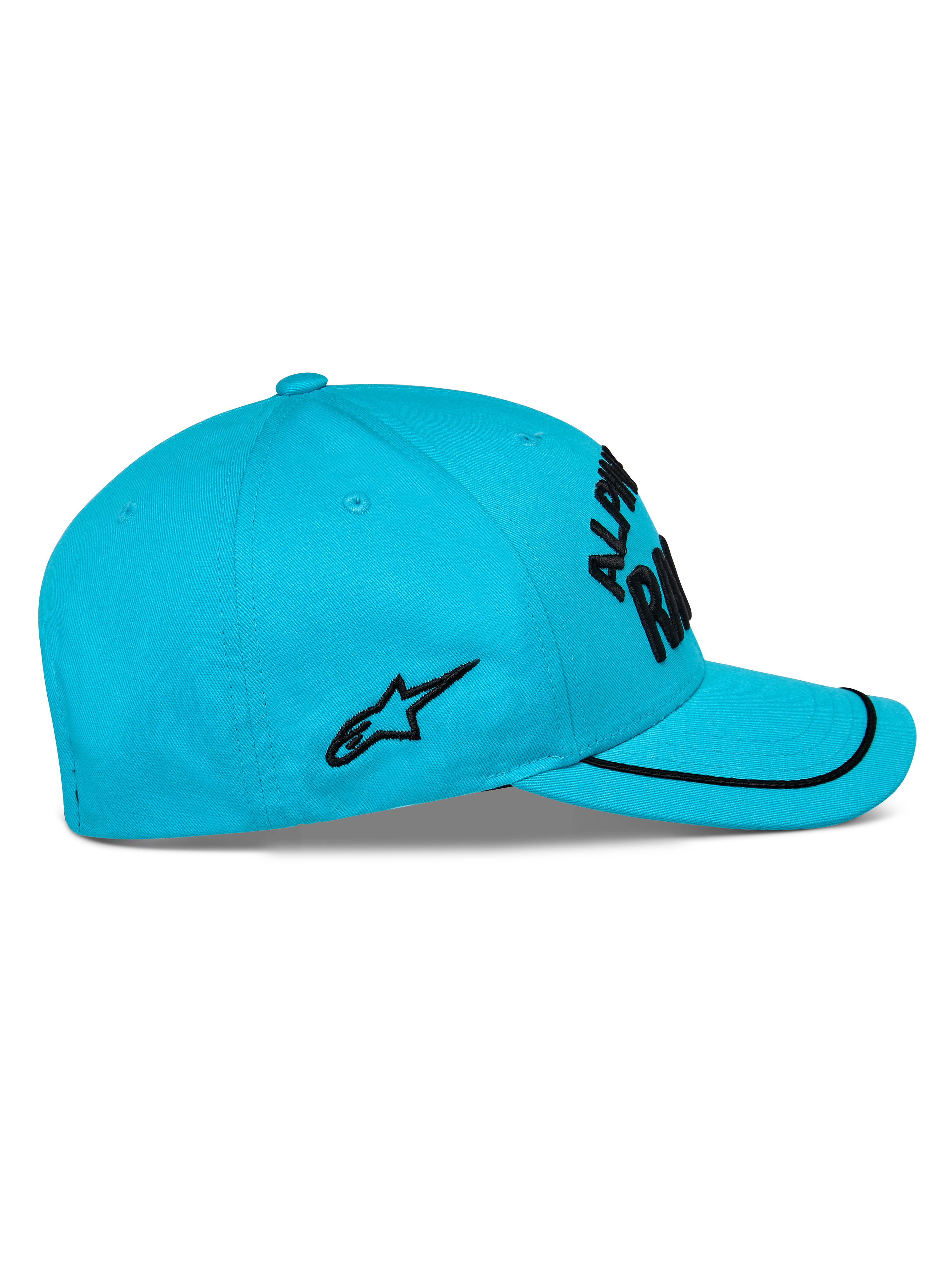 Alpinestars Luminary Hat, czapka w kolorze Aqua Blue, widok z boku, zakrzywiony daszek z czarną lamówką sutache, czarne płaskie haftowane logo z boku, usztywniona korona, sportowe nakrycie głowy
