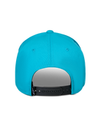 Alpinestars Luminary Hat, kolor Aqua Blue, widok z tyłu z regulowanym czarnym zapięciem snapback, mała czarna metka z logo, 100% bawełniany twill, codzienne sportowe nakrycie głowy