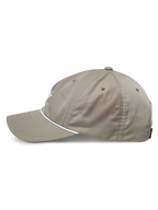 Czapka Alpinestars Tyler, khaki, widok z boku prezentujący zakrzywiony daszek oraz biały pleciony sznur ozdobny, czapka o niskiej, nieusztywnionej koronie, codzienna odzież sportowa