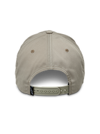 Czapka Alpinestars Tyler, khaki, widok z tyłu ukazujący regulowane zapięcie typu snapback i małą czarną metkę z logo, nieusztywniona konstrukcja o niskiej koronie z tkaniny twill z recyklingu, codzienna czapka sportowa