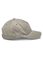 Czapka Alpinestars Tyler, lifestylowa czapka snapback w kolorze khaki, profil boczny z zakrzywionym daszkiem i białym ozdobnym sznurem, nieusztywniona niska korona z twillu z recyklingu, design inspirowany motorsportem