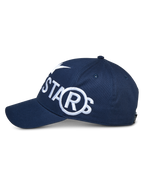 Alpinestars Committed Hat, granatowa czapka z daszkiem typu snapback, widok z boku, duże białe haftowane logo, zakrzywiony daszek i strukturalna korona, sportowa odzież codzienna