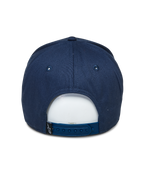 Alpinestars Committed Hat, granatowa czapka z daszkiem typu snapback, widok z tyłu, z regulowanym plastikowym zapięciem i małą czarną metką z logo, codzienne nakrycie głowy inspirowane sportami motorowymi.