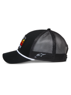 Alpinestars Selica Trucker Hat, czarna czapka typu trucker, profil boczny ukazujący zakrzywiony daszek i siateczkowy tył, biały pleciony sznurek u podstawy korony, białe haftowane logo z boku, codzienna czapka inspirowana sportami motorowymi