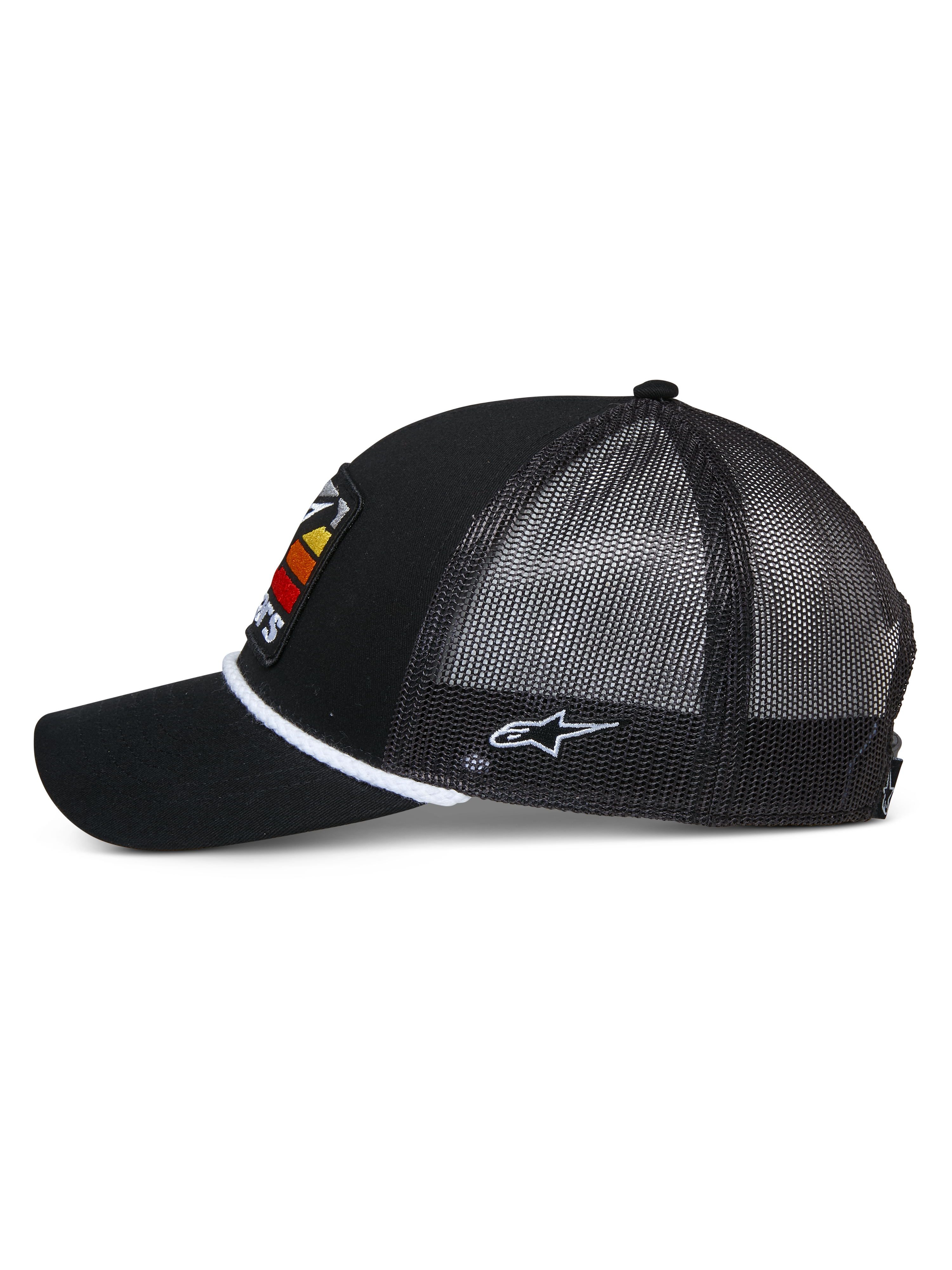 Alpinestars Selica Trucker Hat, czarna czapka typu trucker, profil boczny ukazujący zakrzywiony daszek i siateczkowy tył, biały pleciony sznurek u podstawy korony, białe haftowane logo z boku, codzienna czapka inspirowana sportami motorowymi