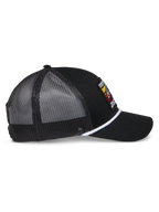 Alpinestars Selica Trucker Hat, czarna czapka typu trucker, widok z boku prezentujący czarne panele z siatki, białe plecione wykończenie sznurkiem, kolorowa haftowana naszywka z logo, zakrzywiony daszek, codzienne nakrycie głowy w stylu motorsportowym