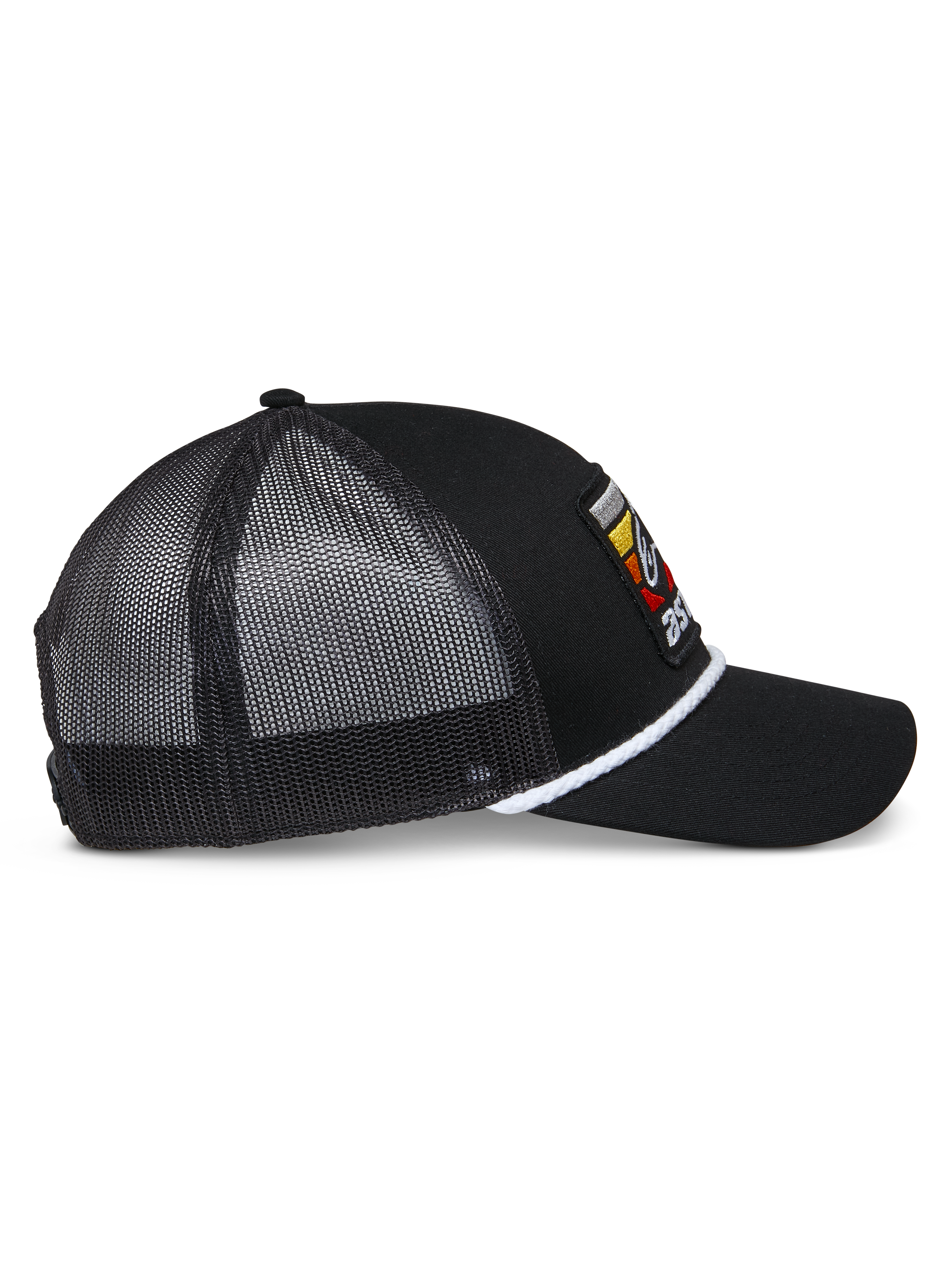 Alpinestars Selica Trucker Hat, czarna czapka typu trucker, widok z boku prezentujący czarne panele z siatki, białe plecione wykończenie sznurkiem, kolorowa haftowana naszywka z logo, zakrzywiony daszek, codzienne nakrycie głowy w stylu motorsportowym