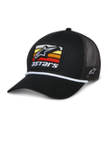 Alpinestars Selica Trucker Hat, czarna czapka z siateczkowym tyłem i zakrzywionym daszkiem, z naszywką z przodu w żółte, pomarańczowe i czerwone poziome paski, białym plecionym sznurkiem oraz haftem z boku, codzienne nakrycie głowy inspirowane sportami motorowymi