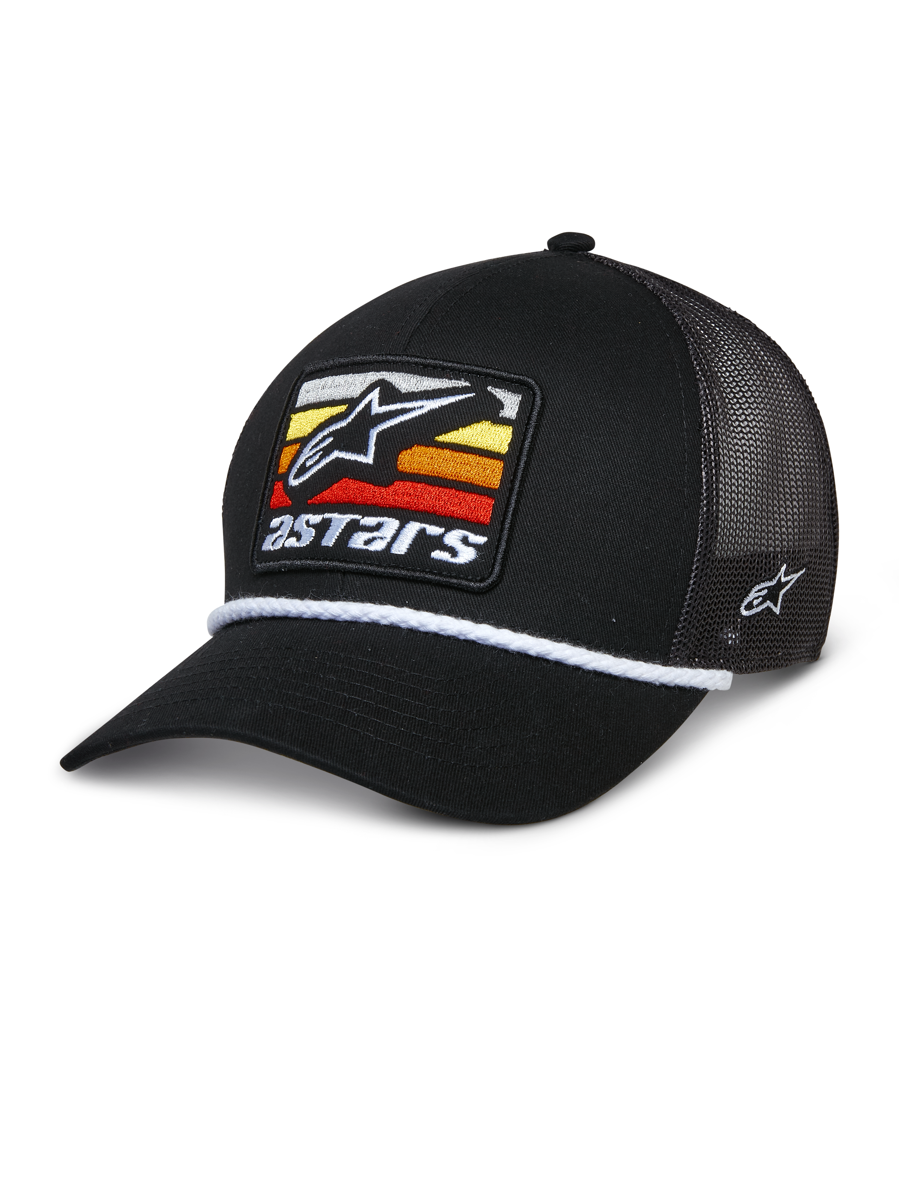Alpinestars Selica Trucker Hat, czarna czapka z siateczkowym tyłem i zakrzywionym daszkiem, z naszywką z przodu w żółte, pomarańczowe i czerwone poziome paski, białym plecionym sznurkiem oraz haftem z boku, codzienne nakrycie głowy inspirowane sportami motorowymi