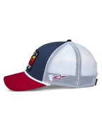 Alpinestars Selica Trucker Hat, widok z boku, czerwony zakrzywiony daszek, granatowy przedni panel i biała siatka z tyłu, biały pleciony sznurek, małe czerwone haftowane logo, codzienne nakrycie głowy inspirowane motorsportem