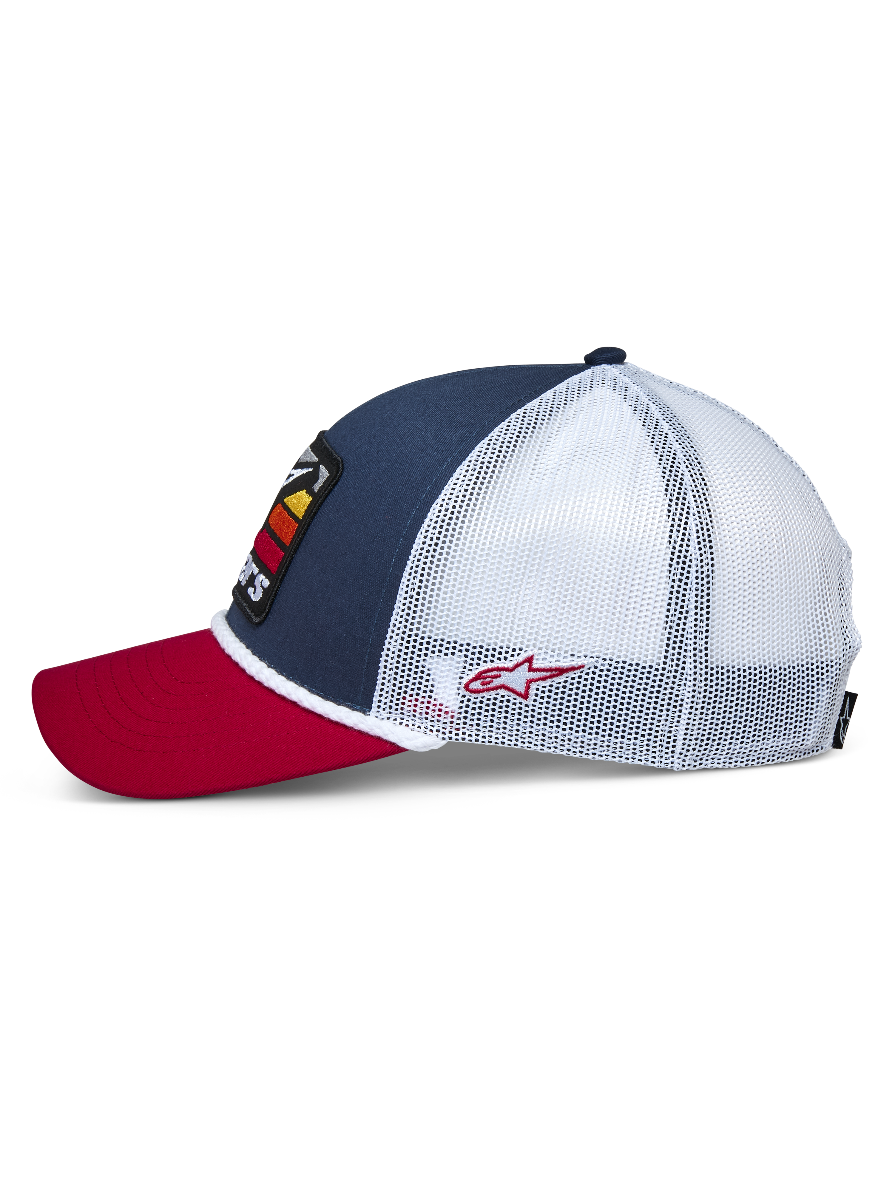 Alpinestars Selica Trucker Hat, widok z boku, czerwony zakrzywiony daszek, granatowy przedni panel i biała siatka z tyłu, biały pleciony sznurek, małe czerwone haftowane logo, codzienne nakrycie głowy inspirowane motorsportem