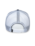 Czapka Alpinestars Selica Trucker, widok z tyłu, granatowo-biała, białe panele z siateczki i regulowane zapięcie snap-back, mała czarna metka z logo, codzienne nakrycie głowy w stylu motorsport