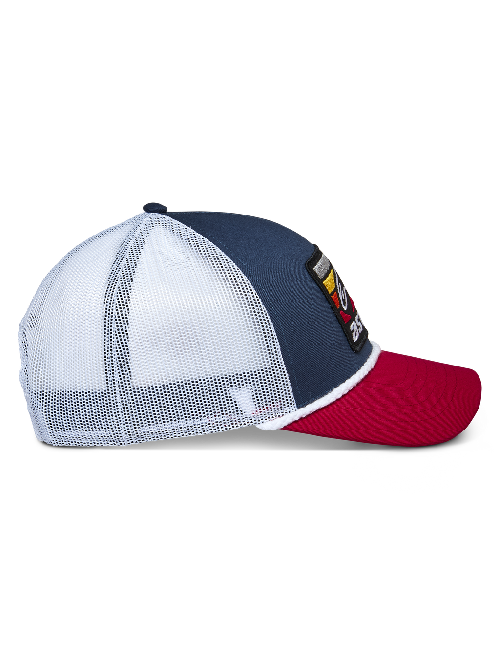 Alpinestars Selica Trucker Hat, granatowo-czerwono-biała, widok z profilu przedstawiający granatową koronę, czerwony zakrzywiony daszek i białe panele z siatki, ozdobny pleciony sznurek, casualowe nakrycie głowy w stylu motorsportowym