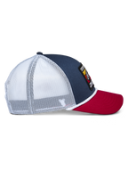 Alpinestars Selica Trucker Hat, granatowo-czerwono-biała, widok z profilu przedstawiający granatową koronę, czerwony zakrzywiony daszek i białe panele z siatki, ozdobny pleciony sznurek, casualowe nakrycie głowy w stylu motorsportowym