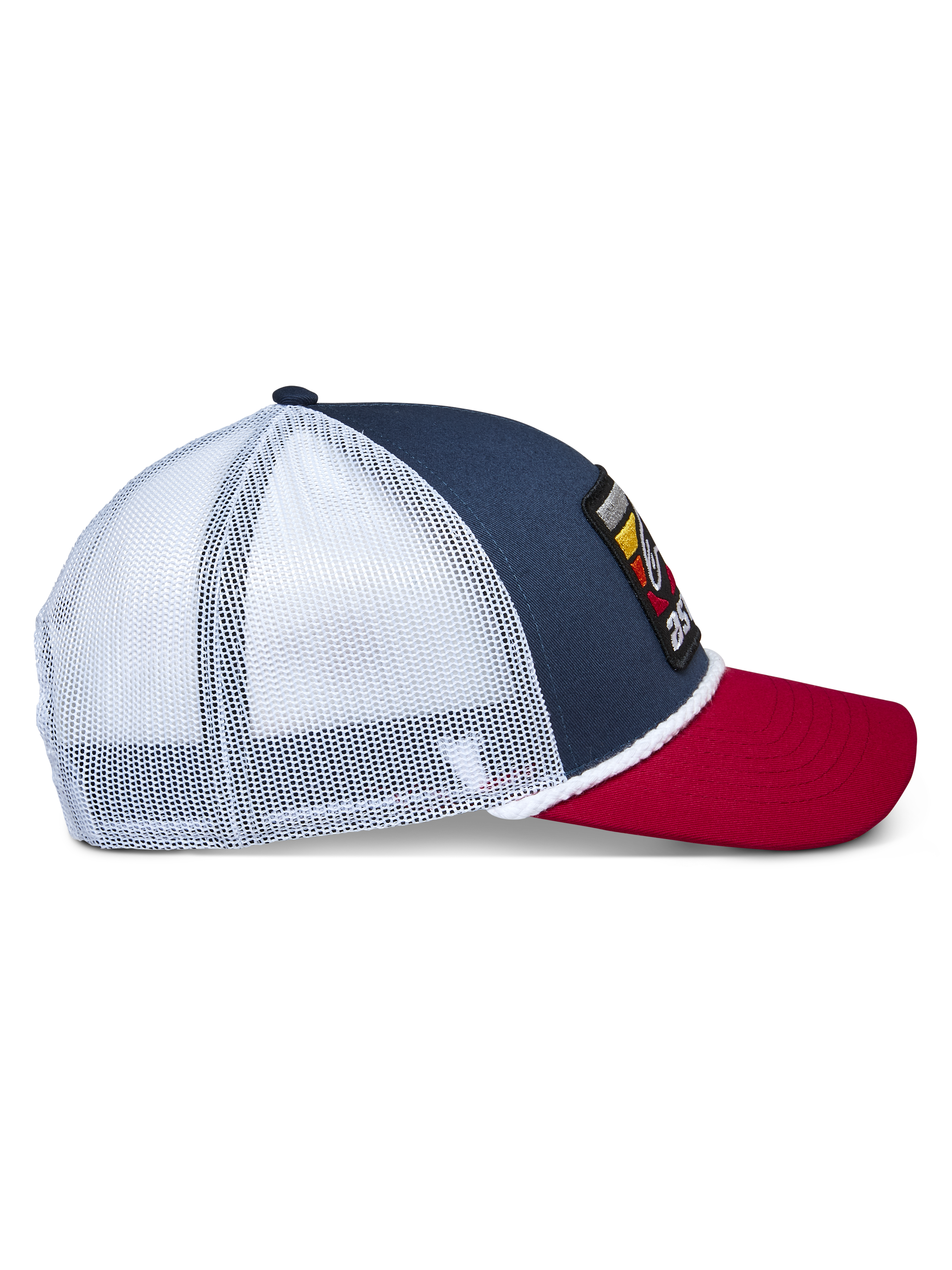 Alpinestars Selica Trucker Hat, granatowo-czerwono-biała, widok z profilu przedstawiający granatową koronę, czerwony zakrzywiony daszek i białe panele z siatki, ozdobny pleciony sznurek, casualowe nakrycie głowy w stylu motorsportowym